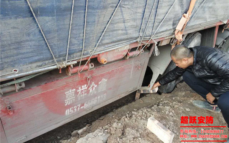 2017年10月24日工地大車陷進(jìn)泥里，工人師傅們齊心協(xié)力***后成功解決問題。